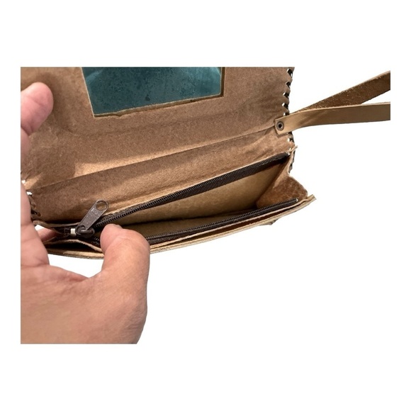 Handmade Tooled El Salvador wallet has lots of storage and inside mirror. - Picture 4 of 8